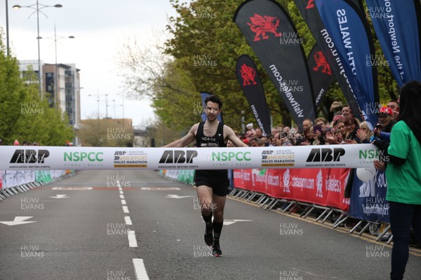 290418 - Newport Marathon -  James Carpenter wins the Newport Wales Marathon 