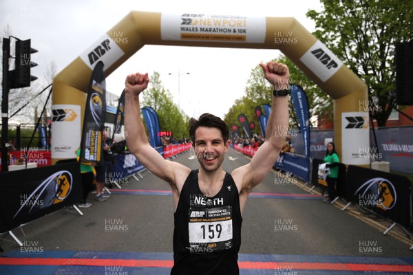 290418 - Newport Marathon -  James Carpenter celebrates winning the Newport Wales Marathon 