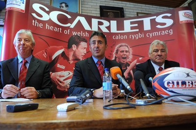 14.05.08 - Llanelli Scarlets Coach Announcement - Nigel Davies talks to the media after being announced the new head coach at the Llanelli Scarlets, with Stuart Gallacher, Scarlets Chief Executive(R) and Huw Evans, Scarlets Chairman 