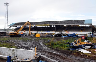 22.10.09 -  Demolition of Grandstand at Ninian Park , former ground of Cardiff City FC. The grandstand minutes before demolition. 