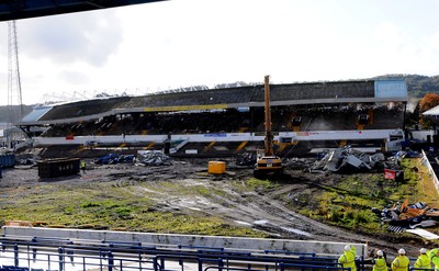 22.10.09 -  Demolition of Grandstand at Ninian Park , former ground of Cardiff City FC. The grandstand begins to fall to the ground. 