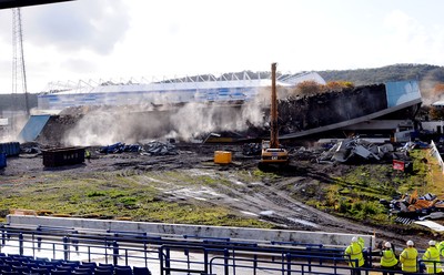 22.10.09 -  Demolition of Grandstand at Ninian Park , former ground of Cardiff City FC. The grandstand collapses to the ground 