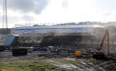 22.10.09 -  Demolition of Grandstand at Ninian Park , former ground of Cardiff City FC. The grandstand collapses to the ground 