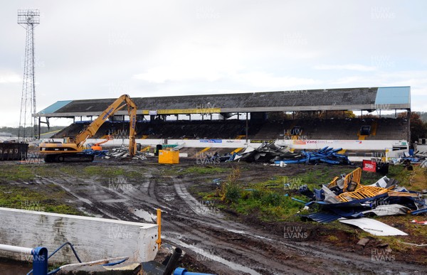 22.10.09 -  Demolition of Grandstand at Ninian Park , former ground of Cardiff City FC. The grandstand minutes before demolition. 