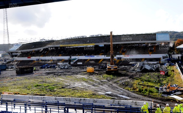 22.10.09 -  Demolition of Grandstand at Ninian Park , former ground of Cardiff City FC. The grandstand begins to fall to the ground. 