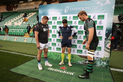 181026 - Northampton Saints v Cardiff Rugby - Investec Champions Cup - Captains Daf Hughes of Cardiff and Callum Chick of Northampton at the coin toss