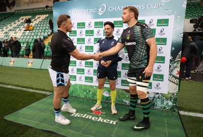 181026 - Northampton Saints v Cardiff Rugby - Investec Champions Cup - Captains Daf Hughes of Cardiff and Callum Chick of Northampton at the coin toss