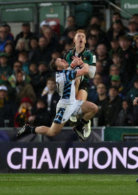 181026 - Northampton Saints v Cardiff Rugby - Investec Champions Cup - Tom Bowen of Cardiff and George Hendy of Northampton 