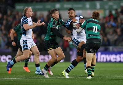 181026 - Northampton Saints v Cardiff Rugby - Investec Champions Cup - Taulupe Faletau of Cardiff is tackled by George Hendy of Northampton 