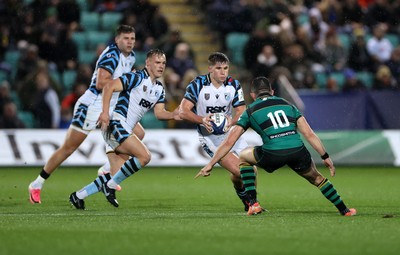 181026 - Northampton Saints v Cardiff Rugby - Investec Champions Cup - Steffan Emanuel of Cardiff is challenged by Anthony Belleau of Northampton 