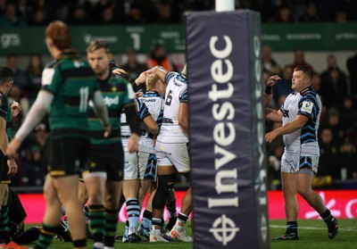 181026 - Northampton Saints v Cardiff Rugby - Investec Champions Cup - Harri Millard of Cardiff celebrates scoring a try with team mates