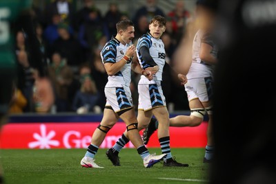 181026 - Northampton Saints v Cardiff Rugby - Investec Champions Cup - Harri Millard of Cardiff celebrates scoring a try with team mates
