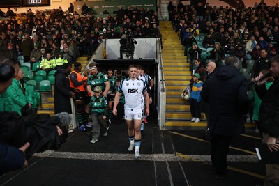 181026 - Northampton Saints v Cardiff Rugby - Investec Champions Cup - Daf Hughes of Cardiff walks out the tunnel
