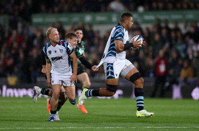 181026 - Northampton Saints v Cardiff Rugby - Investec Champions Cup - Taulupe Faletau of Cardiff is tackled by James Pater of Northampton 