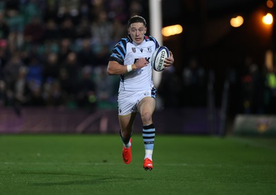 181026 - Northampton Saints v Cardiff Rugby - Investec Champions Cup - Josh Adams of Cardiff makes a break