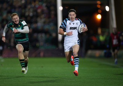 181026 - Northampton Saints v Cardiff Rugby - Investec Champions Cup - Josh Adams of Cardiff makes a break