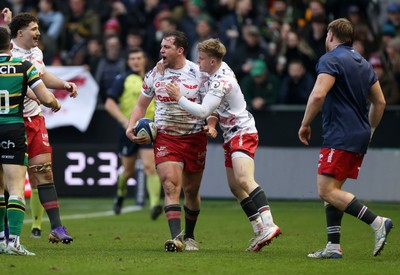 180126 - Northampton Saints v Scarlets - European Rugby Champions Cup - Ryan Elias of Scarlets celebrates scoring a try with team mates