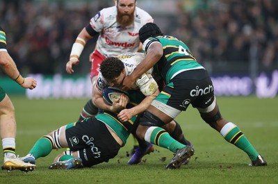 180126 - Northampton Saints v Scarlets - European Rugby Champions Cup - Fletcher Anderson of Scarlets is tackled by Sam Graham of Northampton 