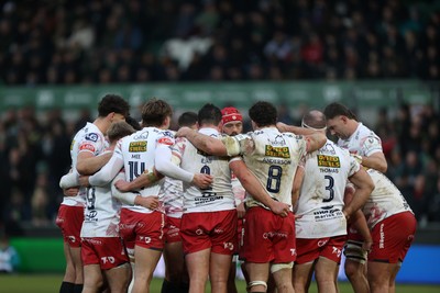 180126 - Northampton Saints v Scarlets - European Rugby Champions Cup - Scarlets team huddle