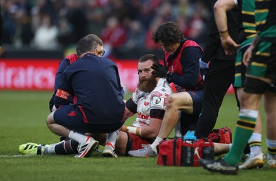 180126 - Northampton Saints v Scarlets - European Rugby Champions Cup - Jake Ball of Scarlets leaves the field for a HIA