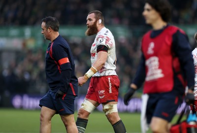 180126 - Northampton Saints v Scarlets - European Rugby Champions Cup - Jake Ball of Scarlets leaves the field for a HIA