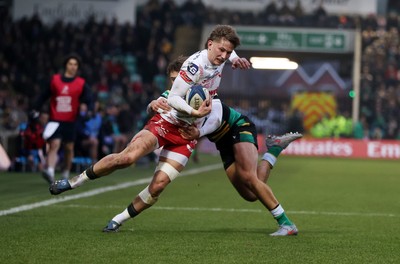 180126 - Northampton Saints v Scarlets - European Rugby Champions Cup - Ellis Mee of Scarlets is tackled by James Ramm of Northampton 