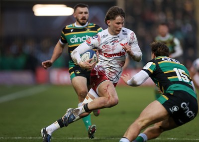 180126 - Northampton Saints v Scarlets - European Rugby Champions Cup - Ellis Mee of Scarlets makes a break