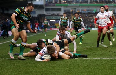 180126 - Northampton Saints v Scarlets - European Rugby Champions Cup - Archie Hughes of Scarlets gets over the line to score a try