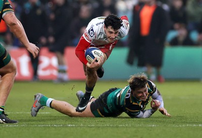 180126 - Northampton Saints v Scarlets - European Rugby Champions Cup - Jac Davies of Scarlets is tackled by James Ramm of Northampton 