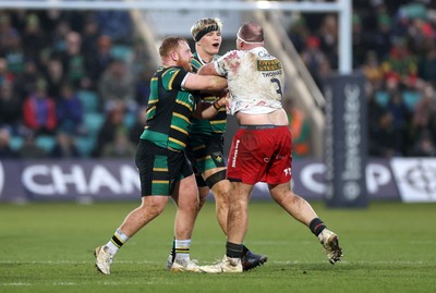 180126 - Northampton Saints v Scarlets - European Rugby Champions Cup - Henry Thomas of Scarlets has a disagreement with Trevor Davison and Henry Pollock of Northampton 