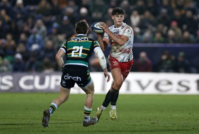 180126 - Northampton Saints v Scarlets - European Rugby Champions Cup - Eddie James of Scarlets is tackled by Archie McParland of Northampton 