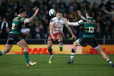 180126 - Northampton Saints v Scarlets - European Rugby Champions Cup - Sam Costelow of Scarlets chips the ball over for Jac Davies to score