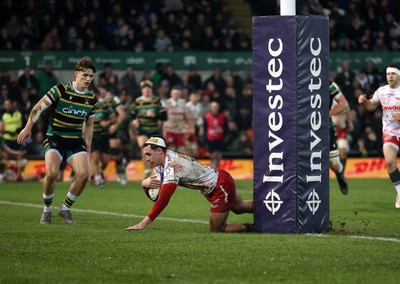 180126 - Northampton Saints v Scarlets - European Rugby Champions Cup - Jac Davies of Scarlets scores a try