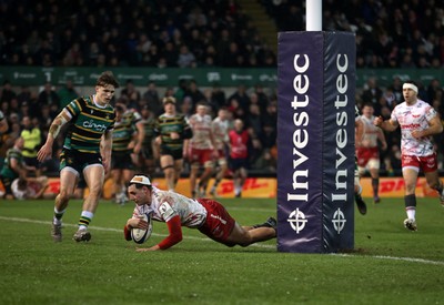 180126 - Northampton Saints v Scarlets - European Rugby Champions Cup - Jac Davies of Scarlets scores a try