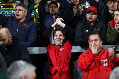 180126 - Northampton Saints v Scarlets - European Rugby Champions Cup - Scarlets thank the fans at full time