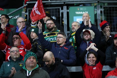 180126 - Northampton Saints v Scarlets - European Rugby Champions Cup - Scarlets thank the fans at full time