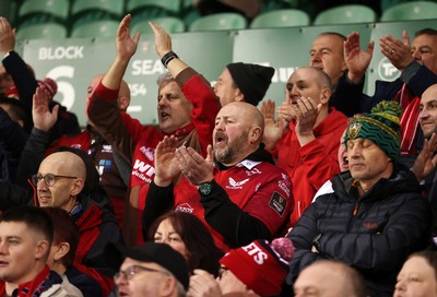 180126 - Northampton Saints v Scarlets - European Rugby Champions Cup - Scarlets thank the fans at full time