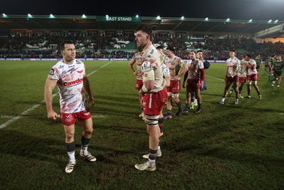 180126 - Northampton Saints v Scarlets - European Rugby Champions Cup - Dejected Gareth Davies and Max Douglas of Scarlets 