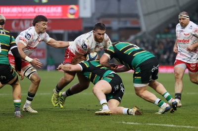 180126 - Northampton Saints v Scarlets - European Rugby Champions Cup - Kemsley Mathias of Scarlets is tackled by Robbie Smith of Northampton 