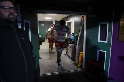 180126 - Northampton Saints v Scarlets - European Rugby Champions Cup - Max Douglas of Scarlets 