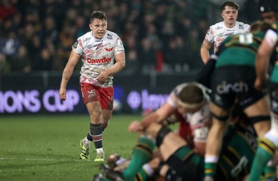 180126 - Northampton Saints v Scarlets - European Rugby Champions Cup - Sam Costelow of Scarlets 