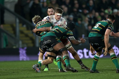 180126 - Northampton Saints v Scarlets - European Rugby Champions Cup - Taine Plumtree of Scarlets is tackled by Henry Pollock of Northampton 