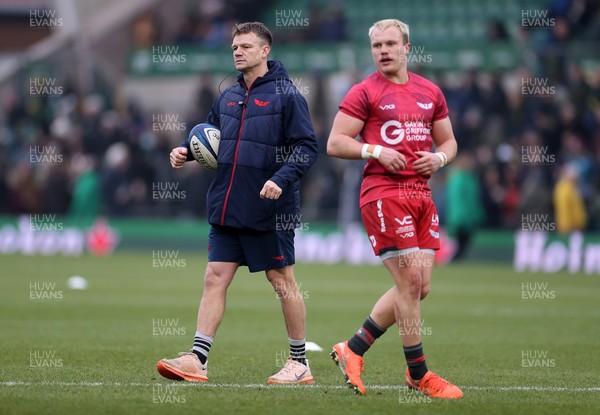 180126 - Northampton Saints v Scarlets - European Rugby Champions Cup - Scarlets Head Coach Dwayne Peel with Blair Murray