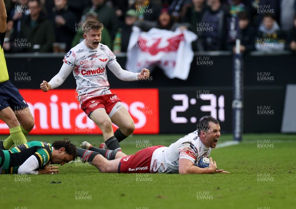 180126 - Northampton Saints v Scarlets - European Rugby Champions Cup - Ryan Elias of Scarlets scores a try