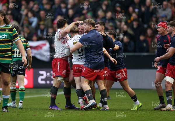 180126 - Northampton Saints v Scarlets - European Rugby Champions Cup - Ryan Elias of Scarlets celebrates scoring a try with team mates