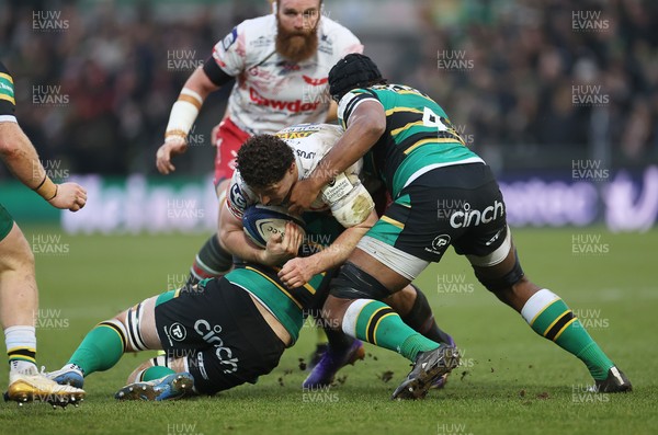 180126 - Northampton Saints v Scarlets - European Rugby Champions Cup - Fletcher Anderson of Scarlets is tackled by Sam Graham of Northampton 