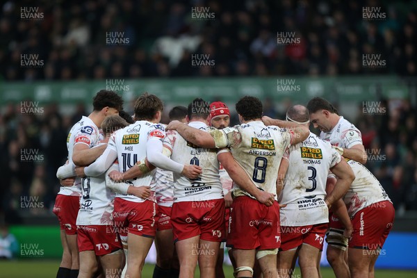 180126 - Northampton Saints v Scarlets - European Rugby Champions Cup - Scarlets team huddle