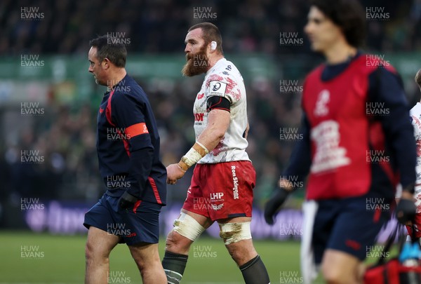 180126 - Northampton Saints v Scarlets - European Rugby Champions Cup - Jake Ball of Scarlets leaves the field for a HIA