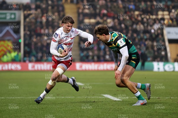 180126 - Northampton Saints v Scarlets - European Rugby Champions Cup - Ellis Mee of Scarlets is tackled by James Ramm of Northampton 