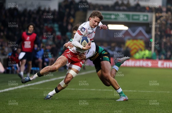 180126 - Northampton Saints v Scarlets - European Rugby Champions Cup - Ellis Mee of Scarlets is tackled by James Ramm of Northampton 
